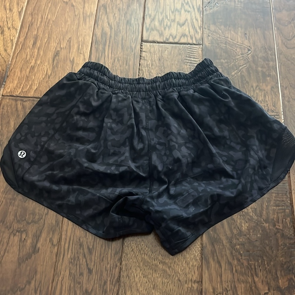 lululemon black leopard hotty hot shorts, size 4, 4inch inseam
